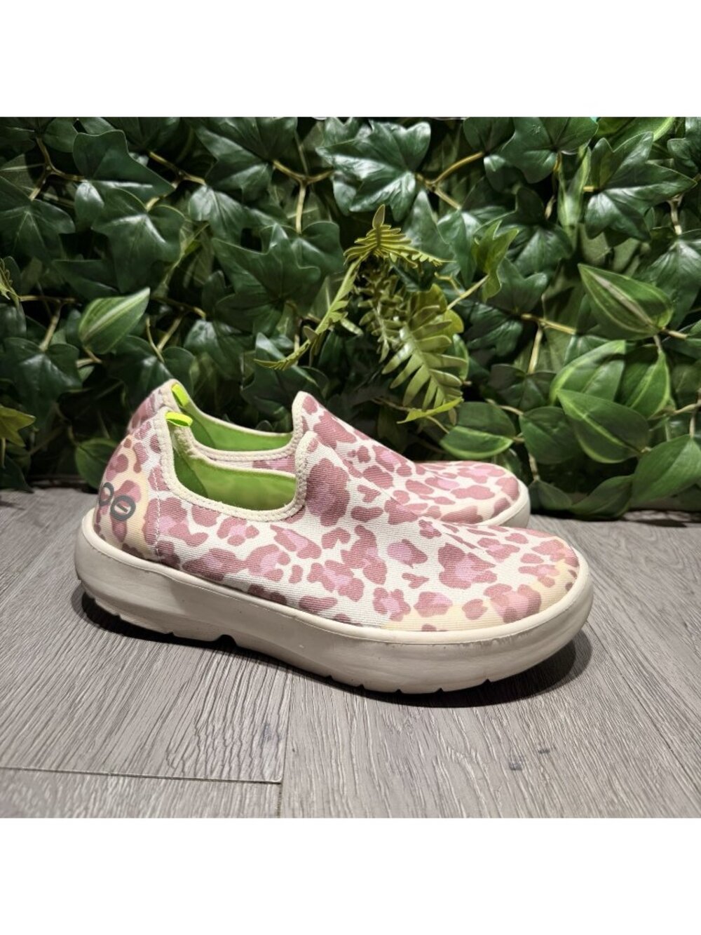 OOFOS OOmg Women’s 7.5 Pink Leopard Recovery Slip On Shoes OOFoam Comfort